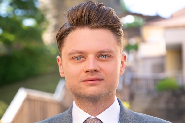Porträt von kNOLL-Dozent Viktor Rebant